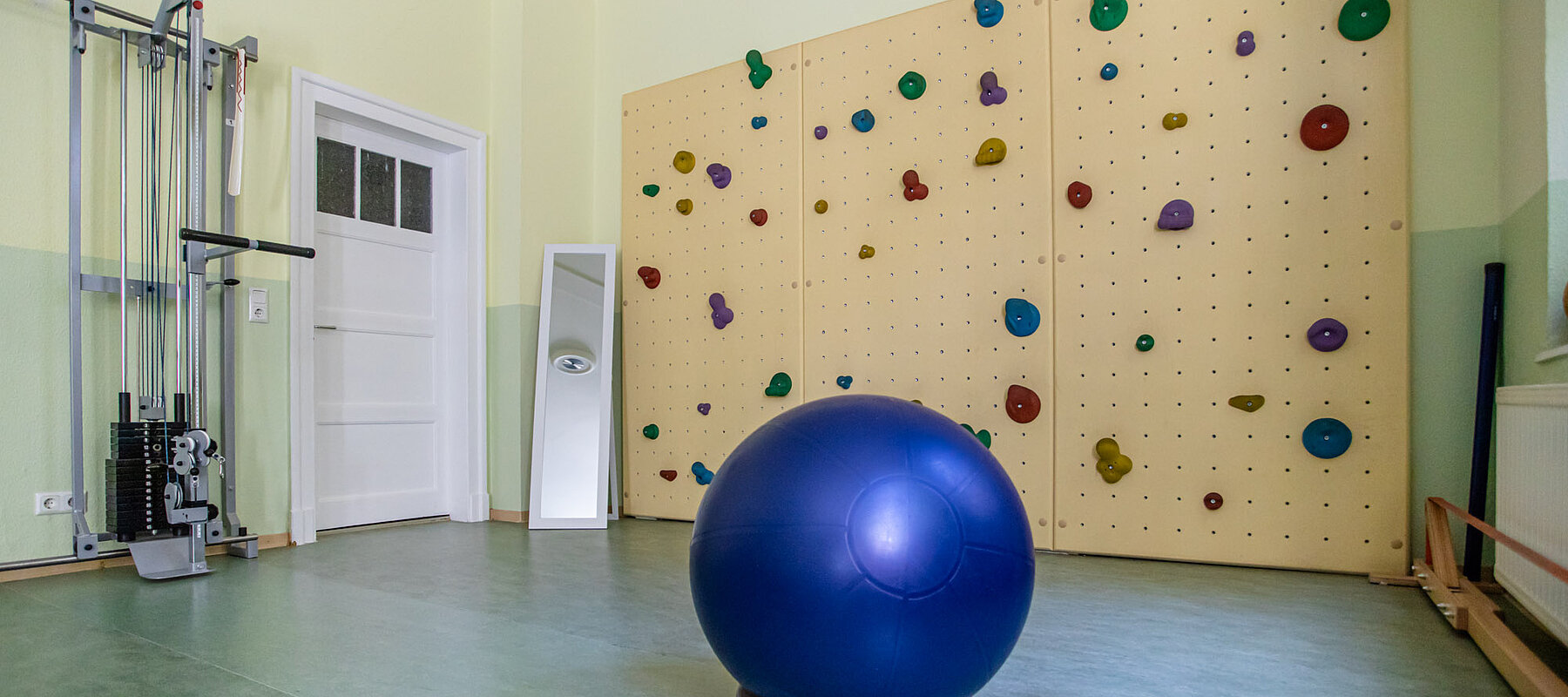 Turnraum mit Kletterwand
